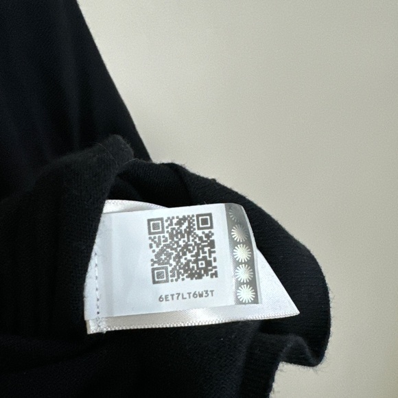 UGG Australia - Nora Cocoon Wrap. Black. M/L - Picture 10 of 12